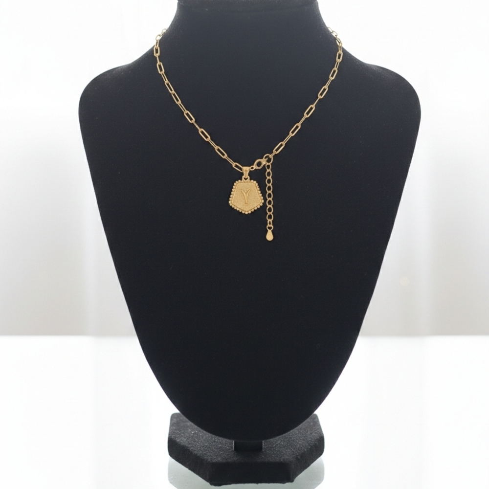 Elegant Gold Necklace with Pendant